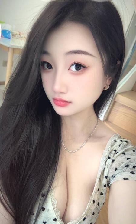 广东省佛山市大胸美女雯雯的公开照片